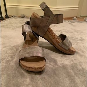 Adorable metallic wedges NWOT